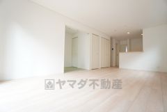 家族が集まる開放的なリビング。思い思いの時間を過ごしたり食事をしたり、素敵な団らんの場になりますね。