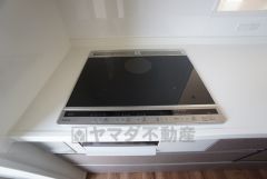 お手入れのしやすいIHクッキングヒーターです。3口コンロなので、効率よくお料理が楽しめます。毎日のお料理も楽しくなりますね＾＾