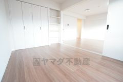 リビング横の洋室は壁一面にクローゼットが設けられているので、居室としてももちろん、収納や書斎、お子様のプレイスペースにも＾＾使い勝手が良さそうです＾＾