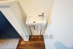 玄関に手洗器が設置されています＾＾外から帰って最初に手洗いができる環境です＾＾お子様と一緒に習慣にできそうですね＾＾