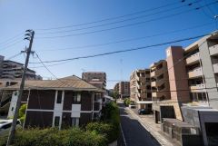 目の前に日差しを遮る建物がないので、日当たり＆風通し良好です＾＾心地よい自然の光や風を感じることができ、ほどよく開放感のある空間がつくれます。