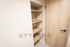 洗面脱衣室には可動棚タイプの収納が設けられています＾＾衣類やタオルの収納に便利ですね＾＾