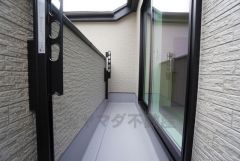 南東向きで陽当たりの良いバルコニーです。お洗濯やお布団干しはもちろん、日光浴スペースにも＾＾足元は防水工事施工済です。