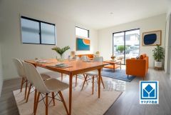 大きな掃き出し窓のあるリビングは、陽光あふれる明るい空間です。ゆったりと寛げる憩いの場となりそうです。家具はCGによるイメージ画像です。