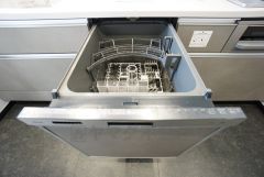 家事の時間が短縮できる食器洗浄乾燥機付。後片付けも楽になりますね。