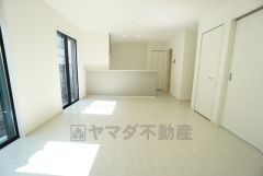 対面式キッチンを中心としたリビングダイニングで家族の会話が弾みそうです。