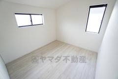 2面採光を確保した明るい室内は、風通しも良く、大変居心地の良い空間となっております。日当たりがよく、子供部屋としての利用もおすすめ。