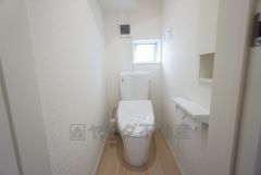 1階2階の2ヶ所にトイレがありますので、忙しい朝にも家族に気を使わず、ゆとりが生まれますね＾＾ 小窓付きで換気する時に便利です＾＾