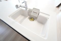 大きめのお鍋も洗える使い勝手の良いシンク。熱やサビに強いので、お掃除らくらく。スポンジポケット付き。