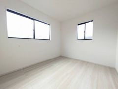 2面採光を確保した明るい室内は、風通しも良く、大変居心地の良い空間となっております。日当たりがよく、子供部屋としての利用もおすすめ。