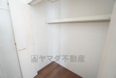 洋室にはハンガーパイプ付きのクローゼットが設けられています。たっぷり収納できるので衣替えの心配もいりませんね＾＾