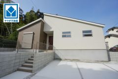 スーパーやコンビニなども近く周辺環境充実。憧れの平屋住まい＾＾階段昇降のないストレスフリーな生活始めませんか。