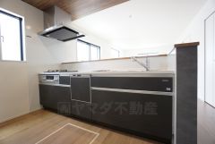 対面式キッチンなのでリビングにいるご家族とコミュニケーションを取りながら洗い物や、お料理が楽しめそうですね＾＾