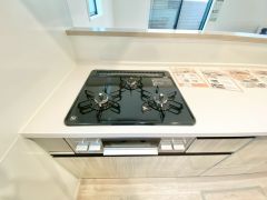 3種類の料理が同時に調理できる、3口ガスコンロ。忙しい夕食の支度時間が短縮できて効率よくお料理が楽しめます。
