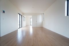 大きな掃き出し窓のあるリビングは、陽光あふれる明るい空間です。ゆったりと寛げる憩いの場となりそうです。