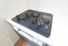 複数の調理を一度に行うことができる3口コンロ。効率よくお料理が出来ます。毎日のお料理も楽しくなりますね＾＾