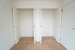洋室にはハンガーパイプ付きのクローゼットが設けられています。たっぷり収納できるので衣替えの心配もいりませんね＾＾