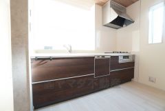 対面式キッチンなのでリビングにいるご家族とコミュニケーションを取りながら洗い物や、お料理が楽しめそうですね＾＾