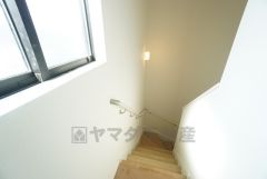 お子様も高齢の方も安心して上り下りができる手摺がついた安心設計です。 階段には小窓を配置しました。日中でも暗くなりがちな階段下が明るくなり安全です