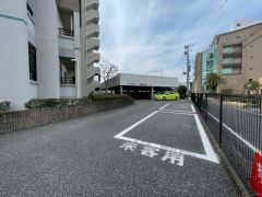 来客用駐車場を完備。 ご友人やご親族の訪問もスムーズに。敷地内に安全に駐車いただけるため、お荷物が多い時や雨の日でも快適にエントランスへアクセス可能です。 