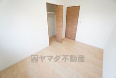 5.7帖。木の温もりがやさしいフローリングとシンプルなクロスで、住む人のこだわりを活かす洋室＾＾クローゼットもあり荷物もすっきり片付けられ、ゆとりのある暮らしが出来ます＾＾ 