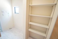 便利な洗面室収納。散らかりがちなバスタオルや清掃用品、化粧品や予備のシャンプー等もきれいに整頓できますね。
