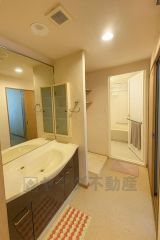 洗面脱衣室。ランドリースペース上部には収納棚が設けられています＾＾脱衣スペースも広々と確保されていて嬉しいですね＾＾ 