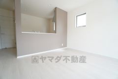 窓から光が差し込む明るいダイニングです＾＾