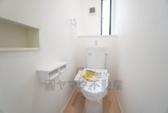 1階2階の2ヶ所にトイレがありますので、忙しい朝にも家族に気を使わず、ゆとりが生まれますね＾＾ 小窓付きで換気する時に便利です＾＾