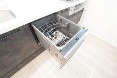 炊事時間を大幅に短縮できる食器洗浄乾燥機付き＾＾食器を洗う手間が減るので家族とのコミュニケーションの時間や自分の時間が増えますね。