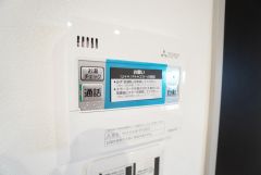 キッチン横からお湯張り、追い炊き、足し湯がボタン一つで楽々操作できる給湯機リモコンです。忙しい夕飯準備の時間帯に重宝しますね。