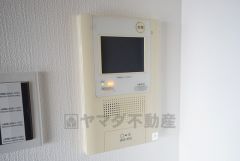 マンションエントランスにはモニター付きオートロック完備。玄関先にはインターホン付きとセキュリティ面も安心です＾＾