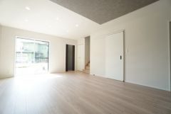 大きな窓のあるリビングは、陽光あふれる明るい空間です。居心地良く、ご家族皆がゆったり寛げる憩いの空間となりそうです。