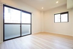 寛ぎの時間を紡ぎだす主寝室は、大型ベッドを置いても余裕の広さを確保しています。角部屋ならではの2面採光。陽のあたる時間が長く、冬でもあたたかいです。
