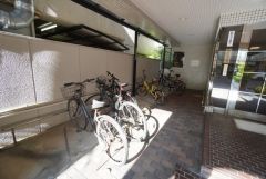 屋根付き駐輪場なので、雨の日も自転車を安心して保管できます。通勤・通学に自転車を使う方にも便利です＾＾