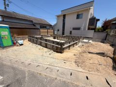 駐車スペースはゆとりある2台分を確保。マイカー用に、お客さま用に、余裕を持ってご利用いただけます＾＾