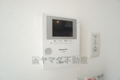 防犯はもちろん、セールスマン対策にもなるモニター付きインターホンです。 来訪者の顔が見えるので安心ですね＾＾