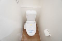 清潔感のあるトイレ＾＾ 1階2階の2ヶ所にトイレがありますので、忙しい朝にも家族に気を使わず、ゆとりが生まれますね＾＾
