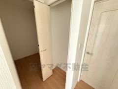 キッチン後方にはパントリー＆収納付き。長期保存ができるもの、調理器具、防災グッズを入れておくのもいいですね。