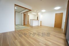大きな窓のあるリビングは、陽光あふれる明るい空間です。ゆったりと寛げる憩いの場となりそうです＾＾木の温もりを感じられるフローリングとアクセントクロスでこだわりの空間＾＾ 