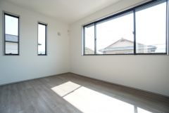6帖。2面採光を確保した明るい室内は、風通しも良く、大変居心地の良い空間となっております。日当たりがよく、子供部屋としての利用もおすすめ。