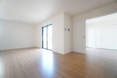 大きな掃き出し窓のあるリビングは、陽光あふれる明るい空間です。ゆったりと寛げる憩いの場となりそうです。