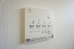 浴室暖房乾燥機には、暖房、乾燥、涼風、換気の4つの機能が付いています。タイマー付きです。換気・雨の日の洗濯も安心です＾＾