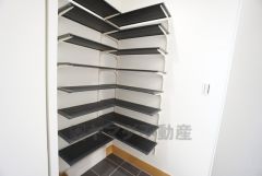 玄関にはシューズクローク付き。ご家族全員分の靴からベビーカーやゴルフバッグなどもしっかり収納できます＾＾洗面室にも直行できるウォークスルー仕様＾＾ 