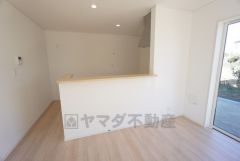 窓から光が差し込む明るいダイニングです＾＾