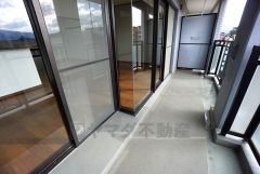 目の前に日差しを遮る建物がないので日当たり良好です。お洗濯物がよく乾きそうですね。