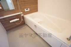 1日の疲れを癒すくつろぎのバスルーム。足を伸ばしてもゆったりと入れるサイズです。お子様と一緒にお風呂に入っても狭くないですね^^