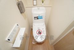 1階2階の2ヶ所にトイレがありますので、忙しい朝にも家族に気を使わず、ゆとりが生まれますね＾＾ 小窓付きで換気する時に便利です＾＾