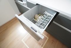 炊事時間を大幅に短縮できる食器洗浄乾燥機付き＾＾食器を洗う手間が減るので家族とのコミュニケーションの時間や自分の時間が増えますね。 