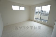 2面採光を確保した明るい室内は、風通しも良く、大変居心地の良い空間となっております。爽やかな風を感じて起きる朝は、快適生活の始まりに。